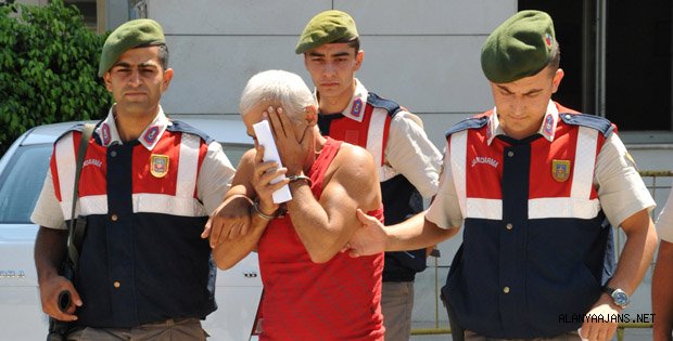 JANDARMAYI GÖRÜNCE ESRARI BIRAKIP KAÇTILAR