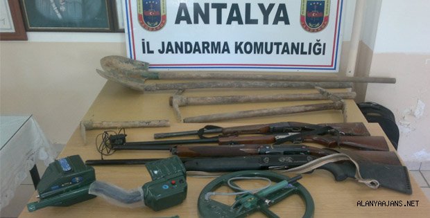 Kaçak kazı yapanlar jandarmaya yakalandı