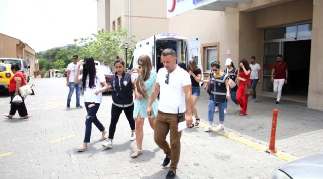 Kadınları katalog üzerinden pazarlayanlar yakalandı