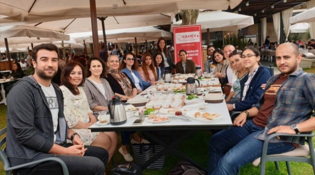 Kahev, Burs Verdiği Öğrencilerle Buluştu