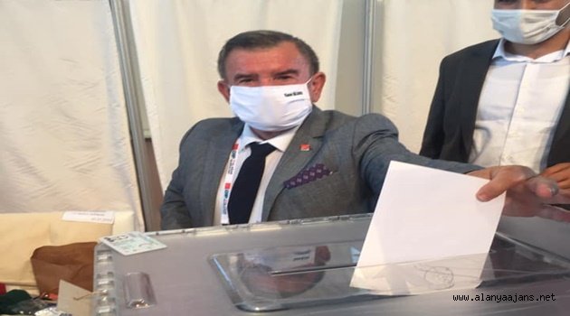 Karadağ kurultayda oyunu kullandı