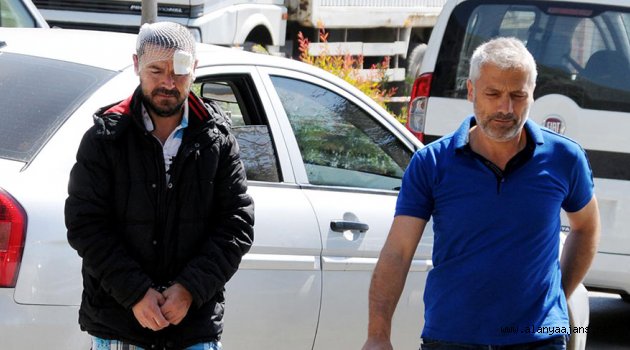 Karısını bıçaklayınca dayağı yedi