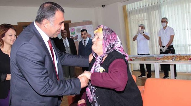 Kaymakam Huzurevi Sakinlerini Unutmadı