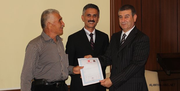 KAYMAKAM ÖZDEMİR 2B TAPUSU DAĞITTI