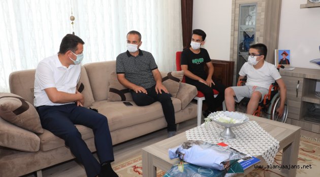 Kaymakam Ürkmezer engelli öğrenciye karnesini verdi