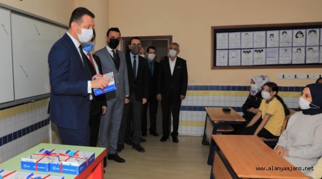 Kaymakam Ürkmezer ve Toklu ikinci kez tablet dağıttı