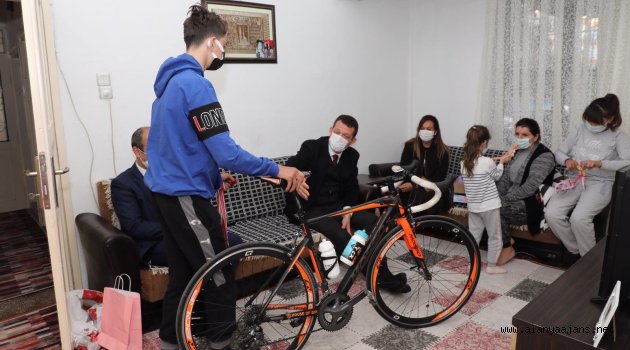 Kaymakam Ürkmezer'den minik Azra'ya ziyaret