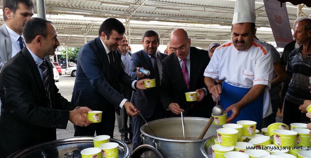 KAYMAKAM VE MÜFTÜ AŞURE DAĞITTI