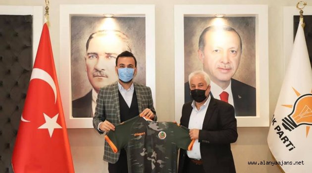Kazanan talihliye hediyesini Başkan Toklu verdi