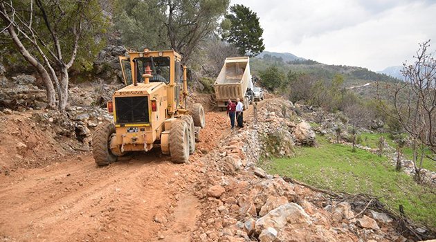 Kırsal Mahalle Yolları Onarılıyor