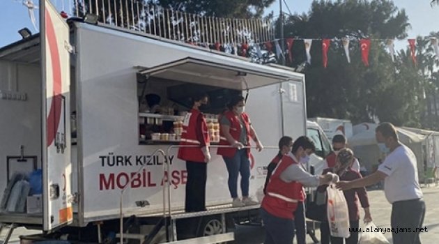 Kızılay Alanya’da iftar yemeği dağıttı