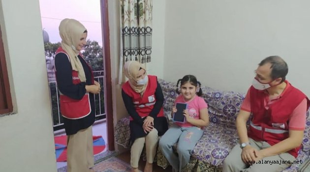 Kızılay'dan ihtiyaç sahiplerine tablet ve bilgisayar