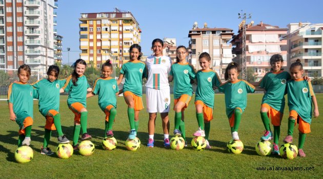 Kızlar sahaya iniyor