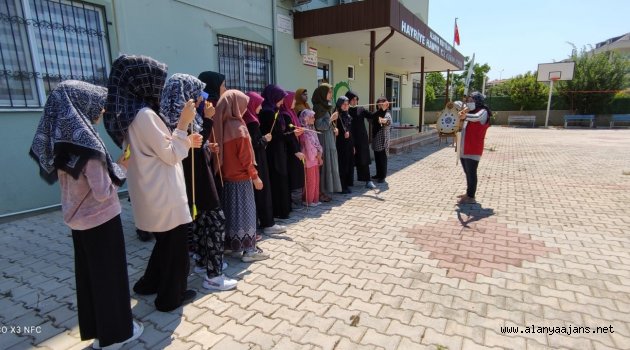Kur’an kurslarında hem eğleniyor hem öğreniyorlar