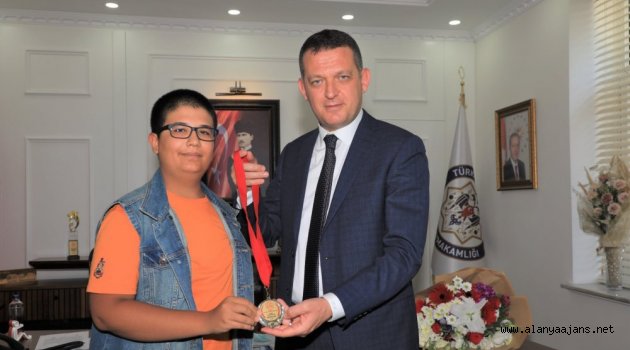 LGS şampı̇yonundan Ürkmezer'e zı̇yaret