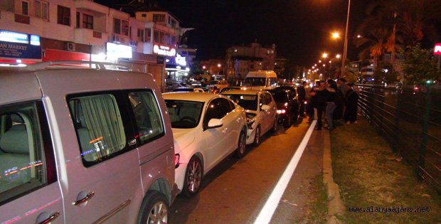 LÜKS ARAÇLAR ZİNCİRLEME KAZAYA KARIŞTI