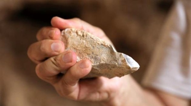 Mağarada 350 bin yıllık balta bulundu