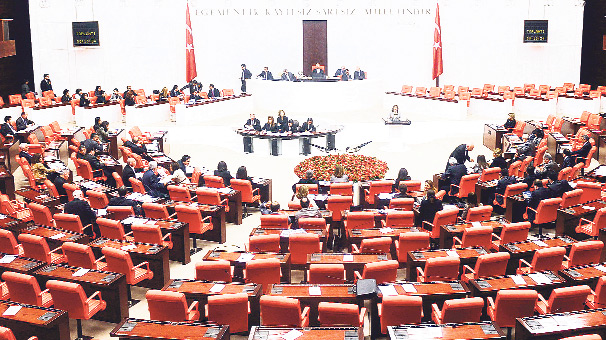 Meclis kapısında kuyruklu yalan: Ben bakanım!