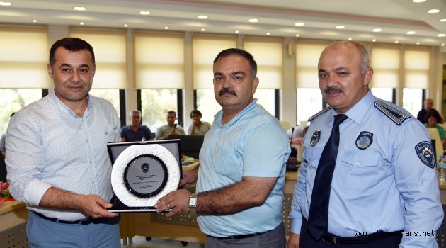 Meclis üyelerine teşekkür plaketi