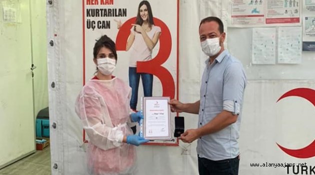MHP’li Uygur’a Kızılay’dan madalya