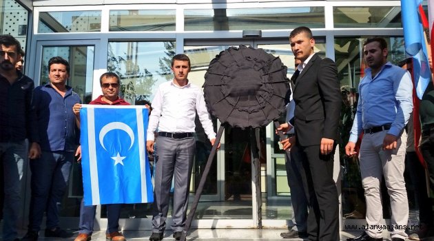 MHP'li başkanı ülkücüler protesto etti