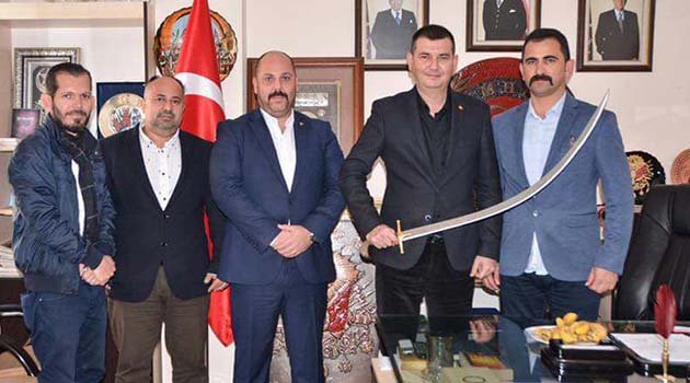 Mustafa Türkdoğan kılıcı kuşandı