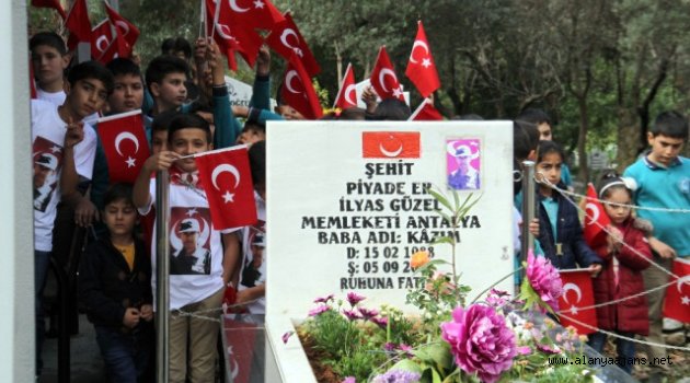 Öğrenciler Şehit İçin Yürüdü