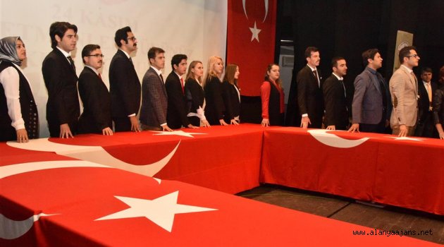 Öğretmenler Bayrağa el basarak yemin etti