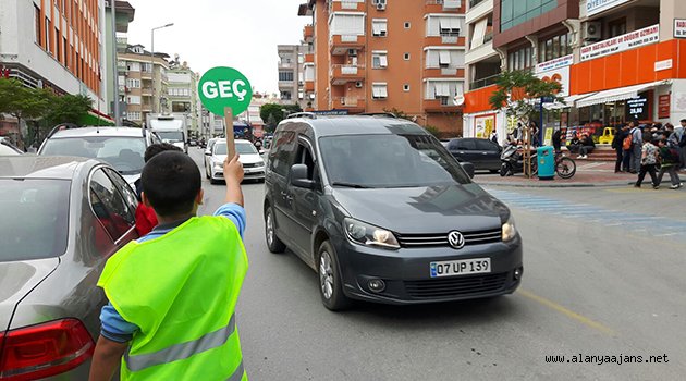 'Okul Polisi' projesinde öğrenciler iş başında