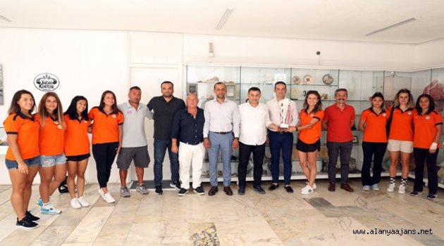 Önce kupayı sonra Başkan Yücel’in tebriğini aldılar