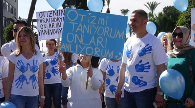 Otizmli bireyler mavi balonlarla yürüdü