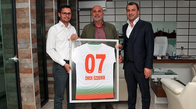 Özdemir’e İmzalı Forma Hediyesi