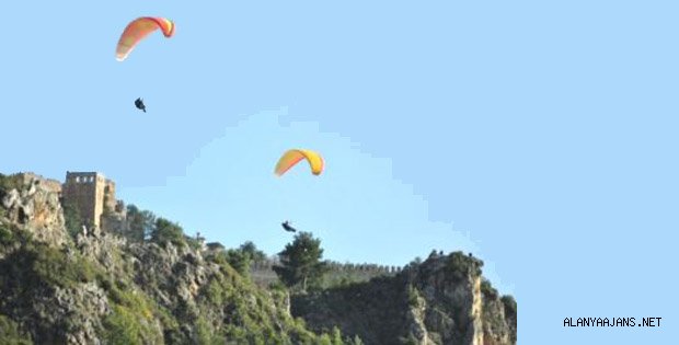 PARAŞÜTÇÜ KAYALIKLARA ÇAKILDI