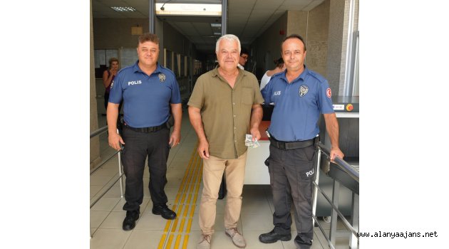 Polis bulduğu parayı sahibine teslim etti