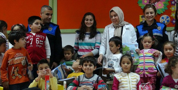 POLİS ÇOCUKLARA KİTAP DAĞITTI