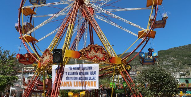 POLİS ÇOCUKLARI LUNAPARKTA EĞLENDİRDİ