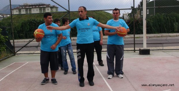 POLİS, ÖZEL ÖĞRENCİLERE BASKETBOL EĞİTİMİ VERİYOR