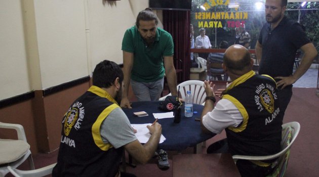 Polis sokakları temizliyor...