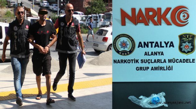 Polisi görünce uyuşturucu hapları yuttu