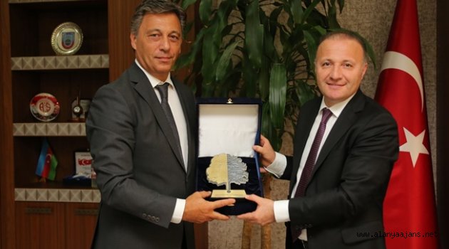 Rektöre ‘Çevreci Üniversite’ Ödülü verildi
