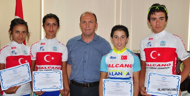 ŞAMPİYON BİSİKLETÇİLERE BAŞARI BELGESİ