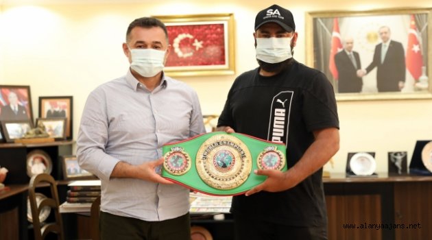 Şampiyon boksörden Başkan Yücel’e ziyaret