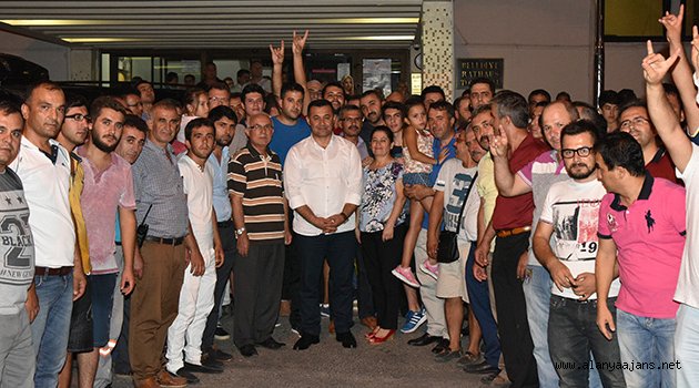 Serbest kalanlara coşkulu karşılama