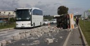 Alanya'da yolunda takla atan kamyonetten sağ kurtuldular