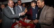 Dışişleri Bakanı Çavuşoğlu Simit İkram Etti