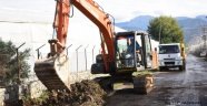 Bozuk yolları belediye onarıyor 