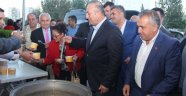 Çavuşoğlu, KONDER’de Aşure dağıttı