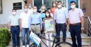 BAŞKAN YÜCEL ÇEVRECİ ÇOCUKLARI EVLERİNDE ÖDÜLLENDİRDİ