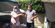 Ak Kadınlar pazarda babalar gününü kutladı