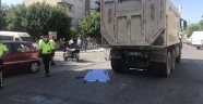 Alanya’da bisikletli kadın kamyonun altında can verdi